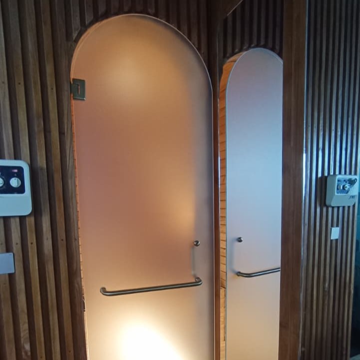 kaca sandblast untuk villa di Bali 2025