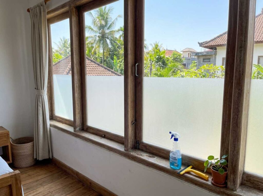 Hasil akhir pembuktian cara pasang sticker sandblast tanpa gelembung pada jendela kaca rumah modern minimalis di Bali.