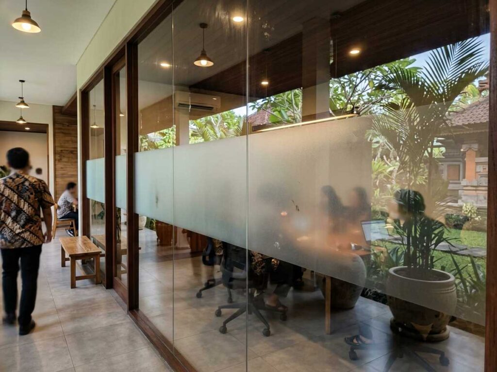 Pengujian performa nyata apakah sandblast kaca tembus pandang atau tidak pada ruang rapat kantor modern di Bali.