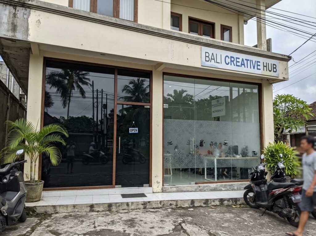 Ilustrasi perbandingan fisik untuk memahami perbedaan sticker sandblast dan kaca film pada jendela bangunan komersial.